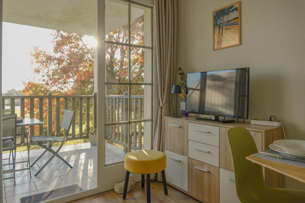 Il comprend un salon doté d'une télévision et d'un balcon. dans l'établissement Appartement vue golf - résidence Saint Laurent - 4 personnes, à Talmont-Saint-Hilaire