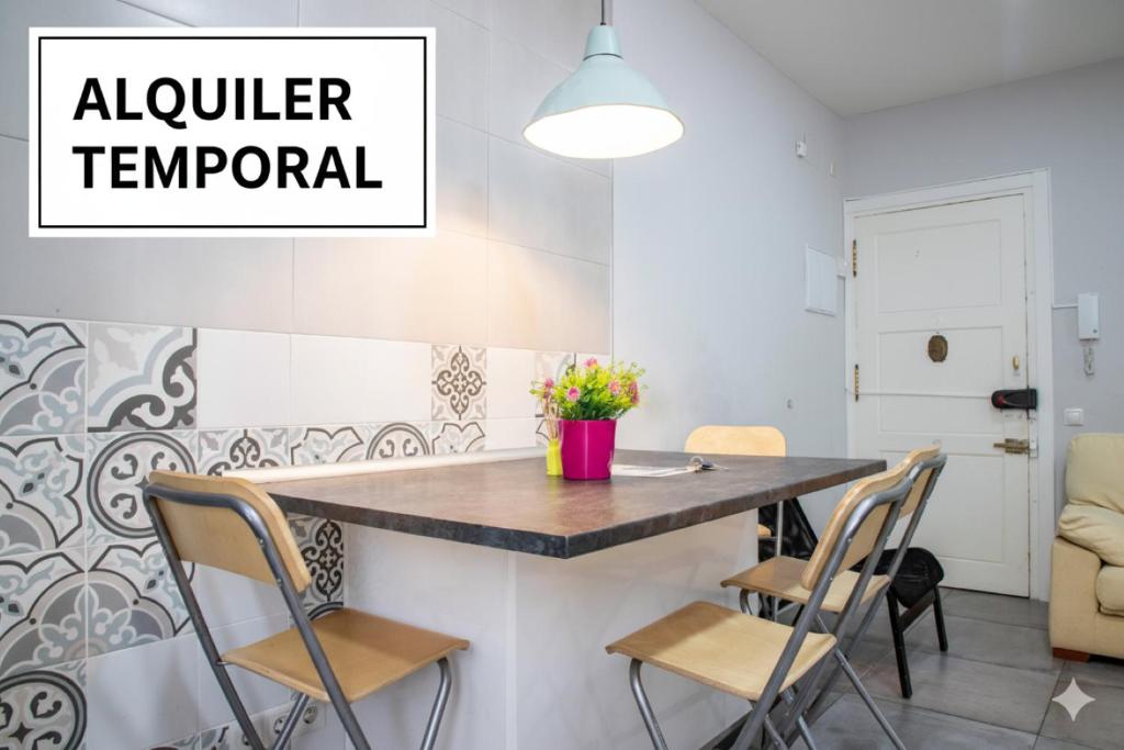 a kitchen with a table and chairs with a potted plant at Luz y Diseño en Retiro - Apartamento de 4 Dormitorios in Madrid