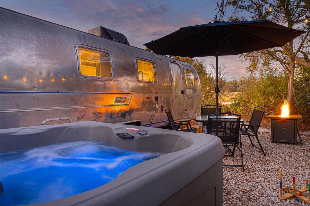 Αίθριο ή υπαίθριος χώρος στο Running Buck Airstream 1 - Hot Tub & 5 Min to Main