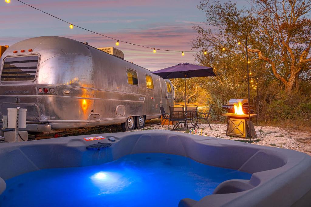Πισίνα στο ή κοντά στο Running Buck Airstream 2 - Hot Tub & 5 Min to Main