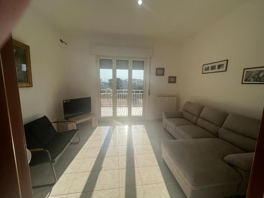 a living room with a couch and a television at Casa paradiso in Vasto