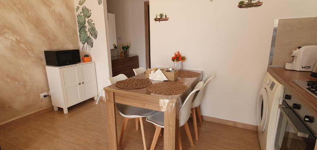 a kitchen with a table and chairs in a room at Oasi del mare in Fiumicino