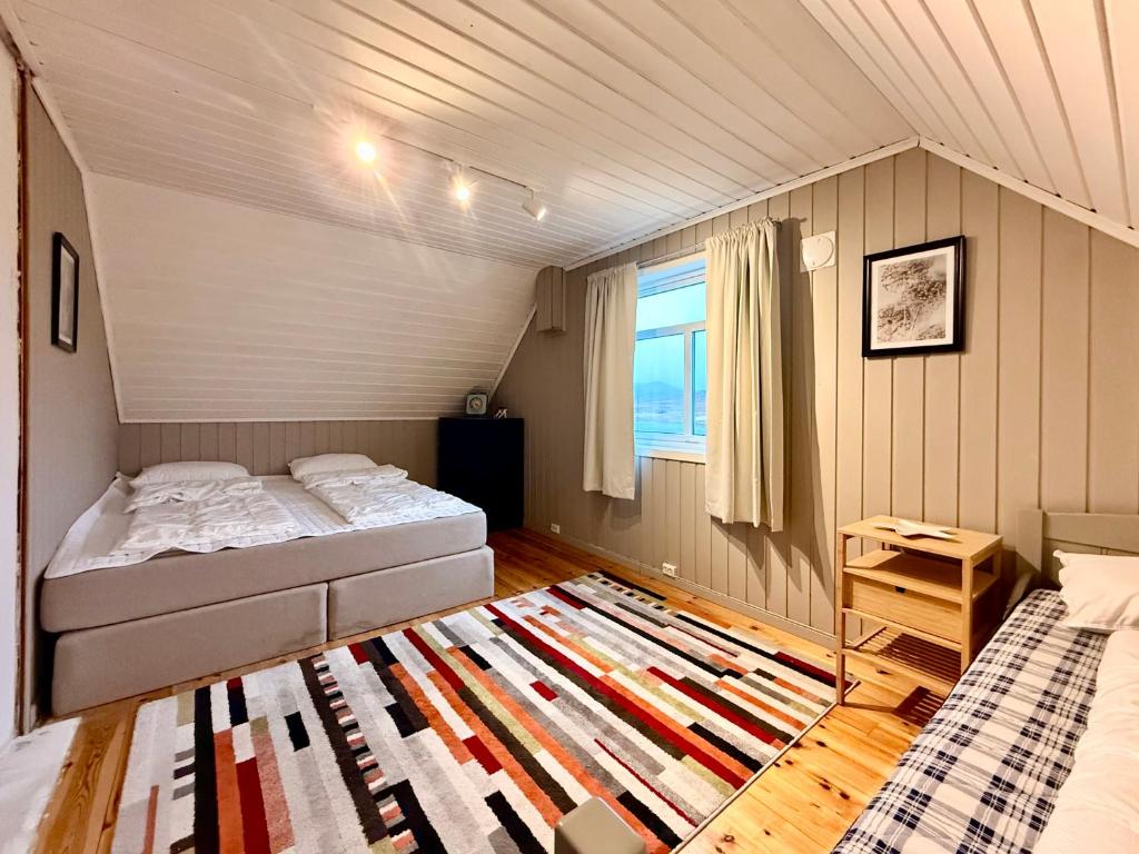 Ένα ή περισσότερα κρεβάτια σε δωμάτιο στο Jacuzzi, fjord view & northern lights - close to Hammerfest & North Cape