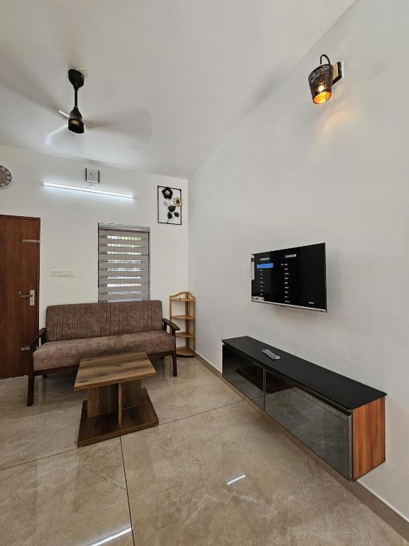 TV a/nebo společenská místnost v ubytování Resort with private beach entrance Dreamnest