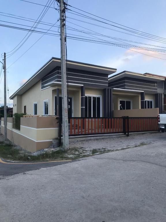 a house on the side of a street at kubu home stay in Ban Ko Sawat
