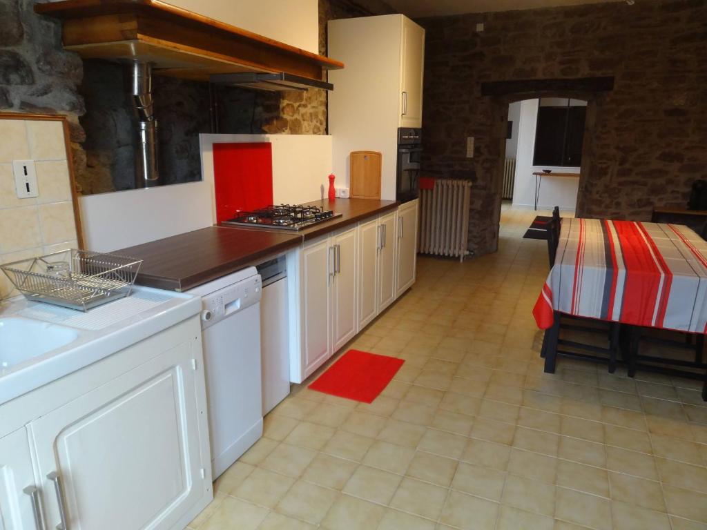 Kuchyň nebo kuchyňský kout v ubytování Gîte Dourdou - Les Hauts de Camarès