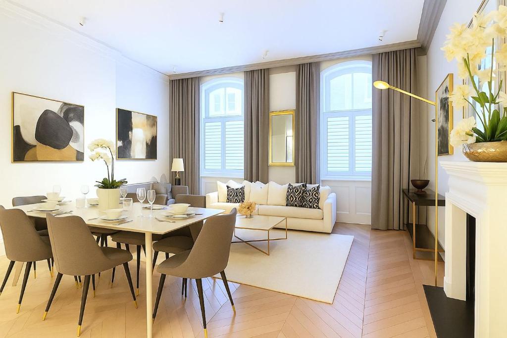 ein Esszimmer und ein Wohnzimmer mit Tisch und Stühlen in der Unterkunft Premier 3 Bed Luxury Apartment in Covent Garden in London