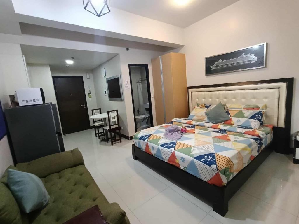 Giường trong phòng chung tại Condo Unit walking distance to Manila Airport (NAIA Terminal 3)