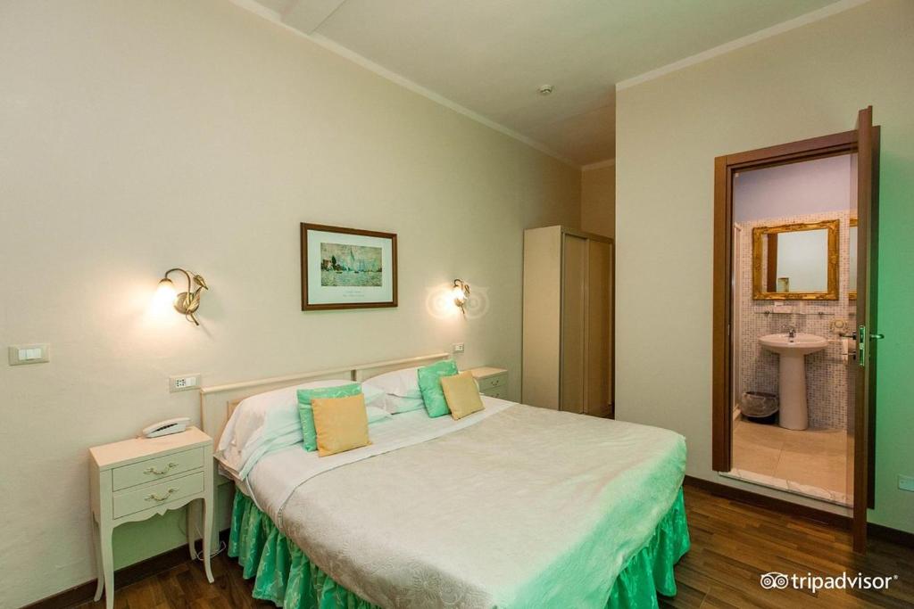 เตียงในห้องที่ Viareggio rooms facing the sea