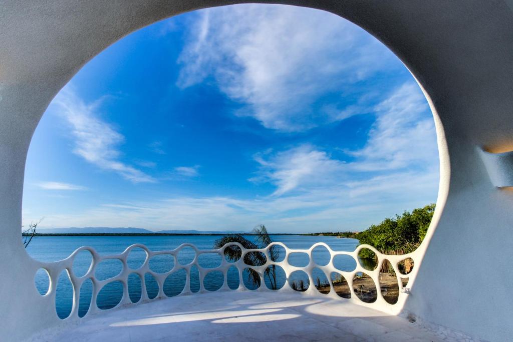 una vista del océano a través de un arco en Shark Studio Retreat at Swan Villas - Gold Standard Certified, en Maya Beach