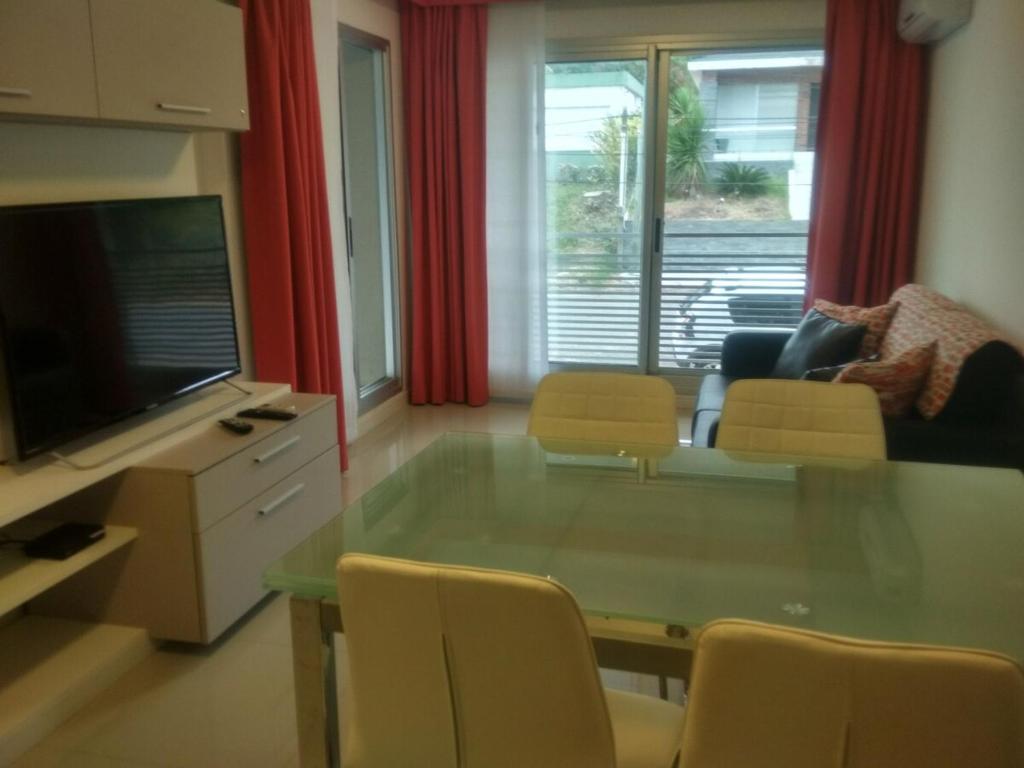 un salon avec une table en verre et des chaises dans l'établissement Solares de Araus 103, à Colonia del Sacramento