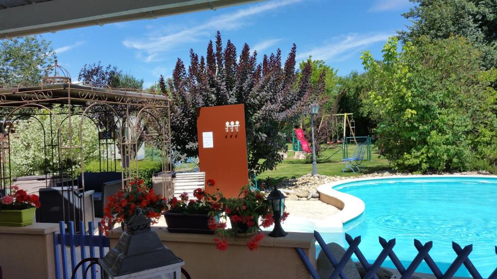 Bazén v ubytování Le Clos des Meix nebo v jeho okolí