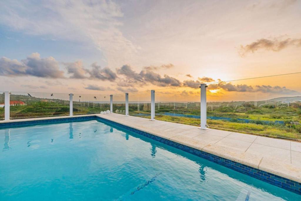 Πισίνα στο ή κοντά στο Epic Views 2BedRoom House with Private Pool, BBQ, Outdoor Dining