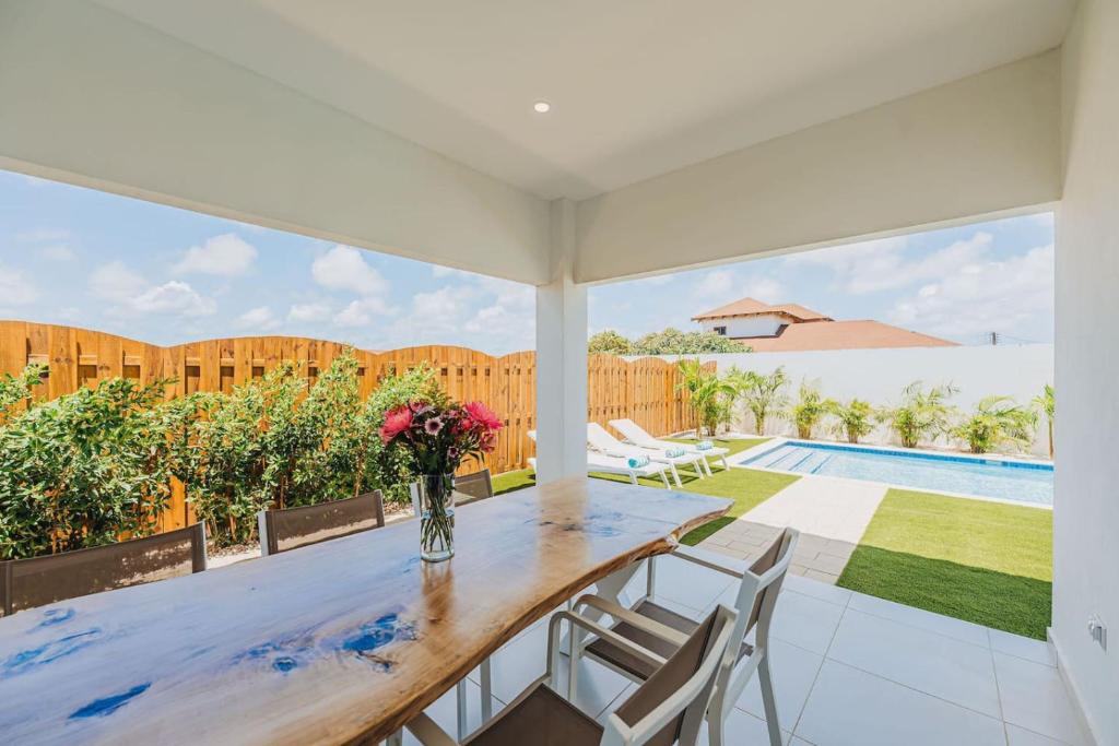 Πισίνα στο ή κοντά στο Cozy Villa, BBQ, Spacious Outdoor, Pool, 6 Sleeps