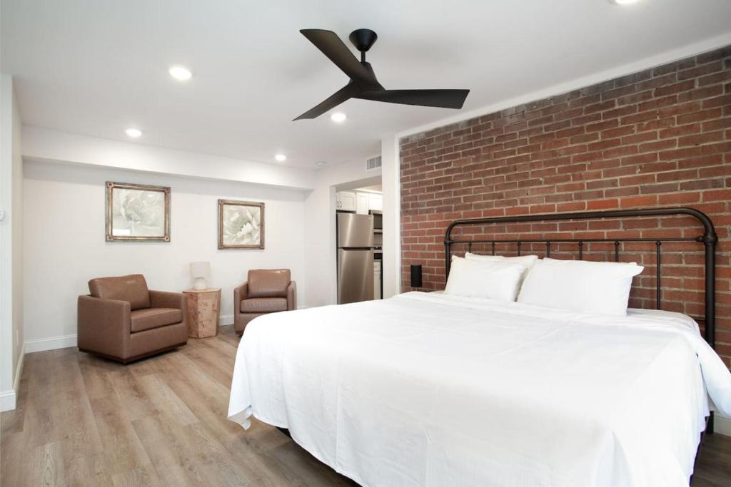 una camera da letto con un letto e un muro di mattoni di Cedars Peak Downtown 2 Condos a Sevierville