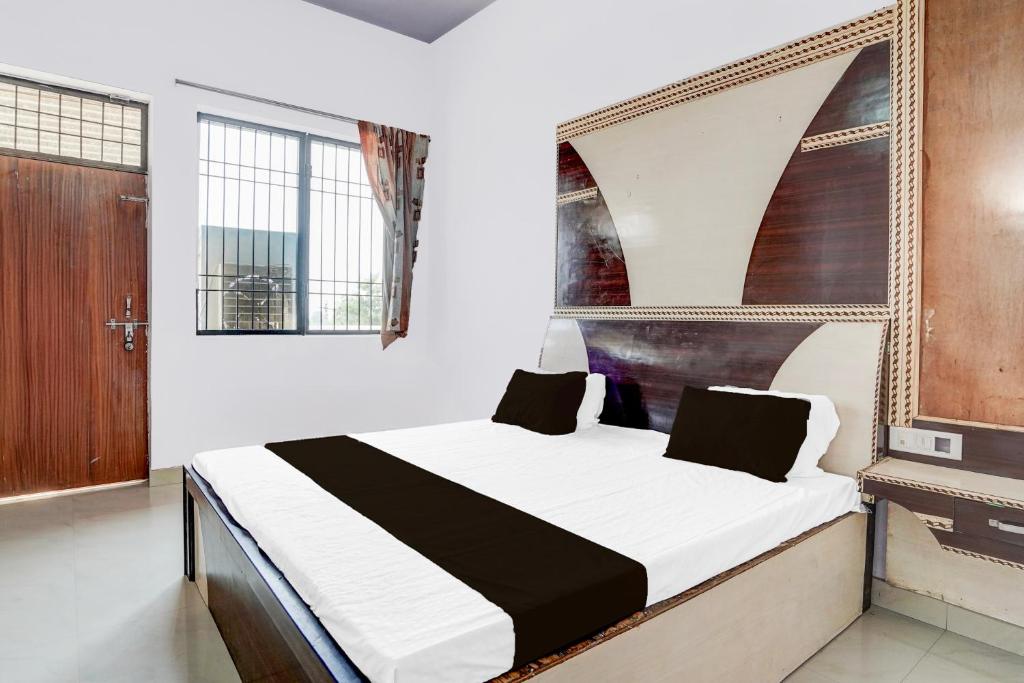 Ένα ή περισσότερα κρεβάτια σε δωμάτιο στο Hotel O Lord Krishna