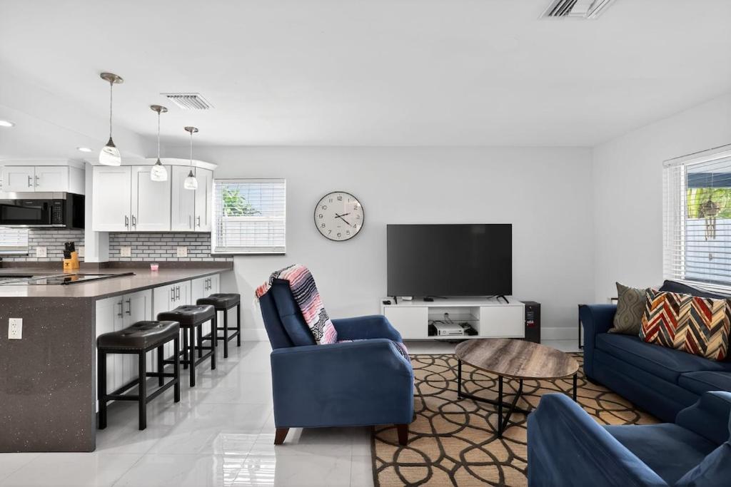 Kuchyň nebo kuchyňský kout v ubytování 2BR Home Near Wilton Manors & Downtown