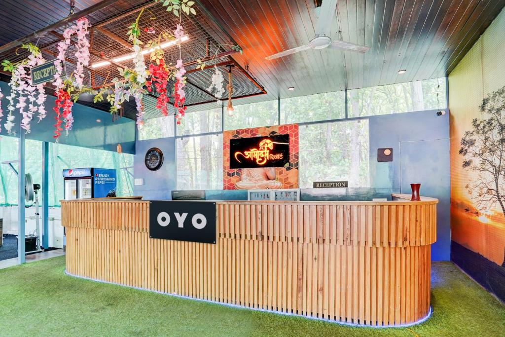 ein Restaurant mit Rezeption in einem Raum in der Unterkunft Hotel O Amodam Resort in Dehradun