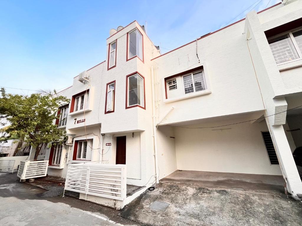チェンナイにある7 Hills Service Apartmentsの駐車場付白い建物