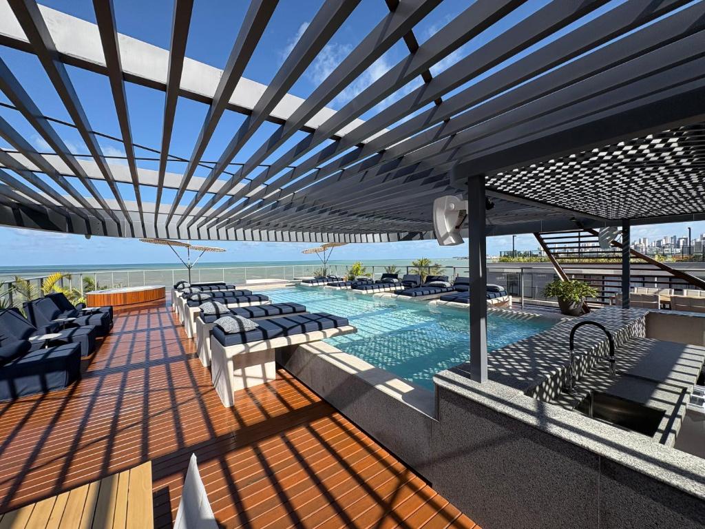 Bazén v ubytování Flat Pé na areia Setai Aquamaris - Jd Oceânia nebo v jeho okolí