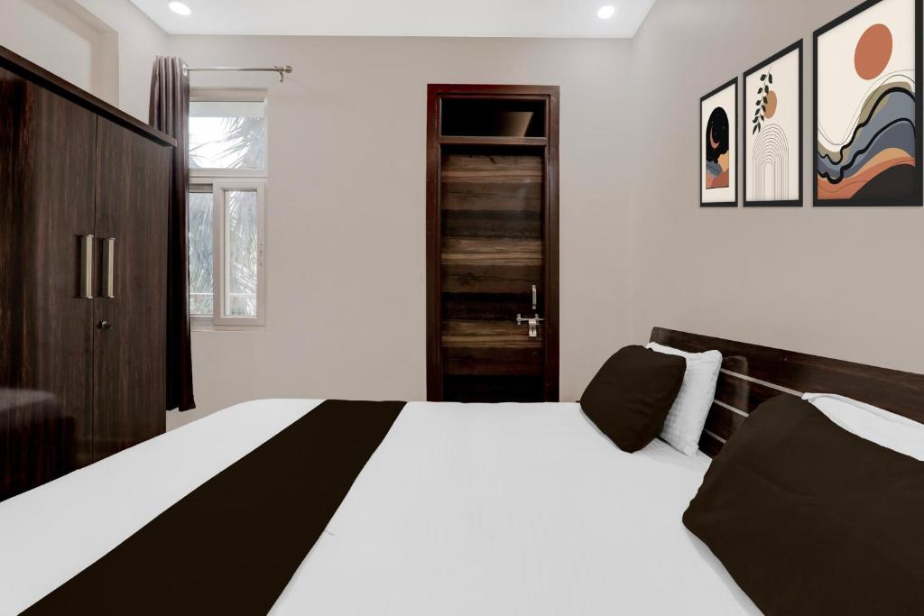 Una cama o camas en una habitación de HOTEL O Raghav Vaidehi Inn
