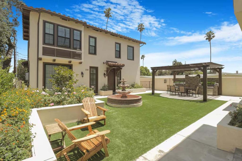 une cour avec des chaises et un gazebo dans l'établissement Stylish Pasadena Stay Near Old Town & Rose Bowl, à East Pasadena