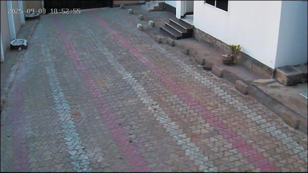 een bakstenen loopbrug met trappen in een gebouw bij P plus lodge in Iringa