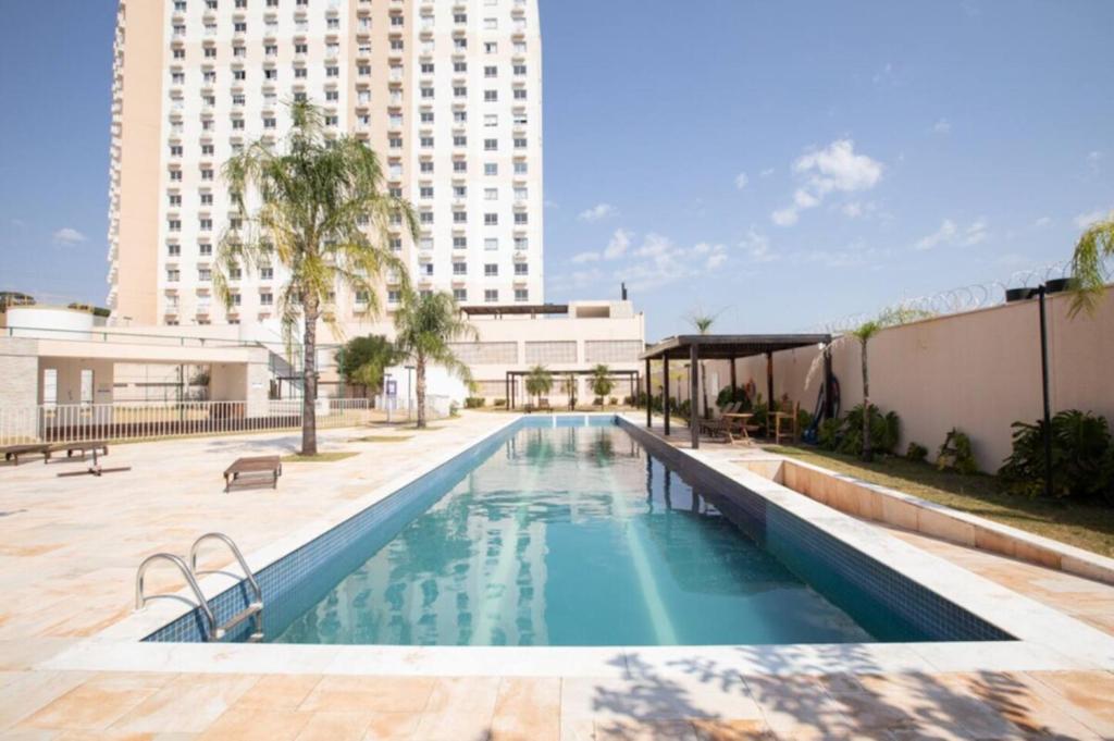une piscine au milieu d'un immeuble dans l'établissement Travellar 1317A Impecável!, à Ribeirão Preto