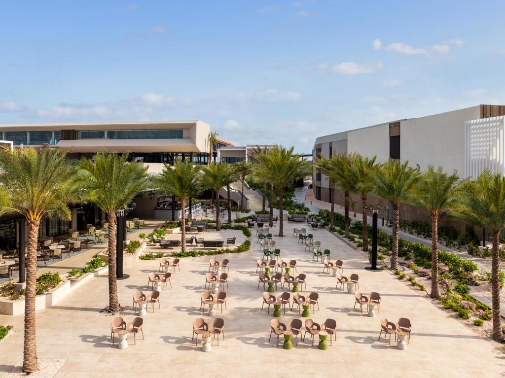 Playa de Baby Beach con aguas tranquilas y arena blanca