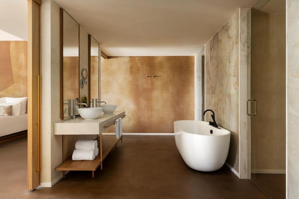 Junior Suite — balcón con vista a jardines o bahía