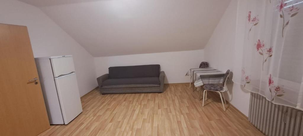 SpelleにあるFeWo Spelleのソファと冷蔵庫のあるリビングルーム