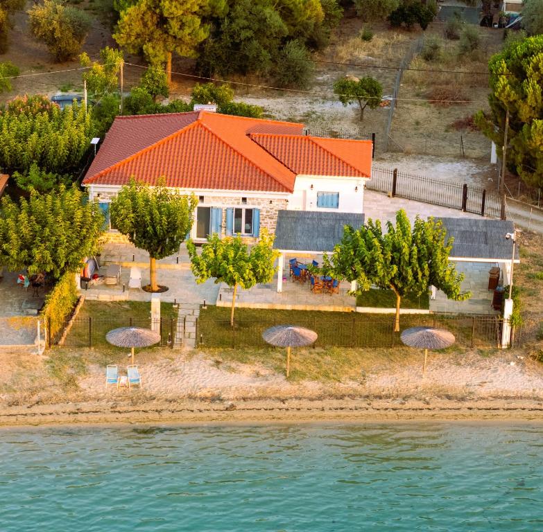 una vista aérea de una casa con techo naranja en Bluevera luxury SEAFRONT villa, en Gialtra