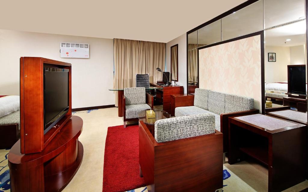 TV a/nebo společenská místnost v ubytování New World Hotel