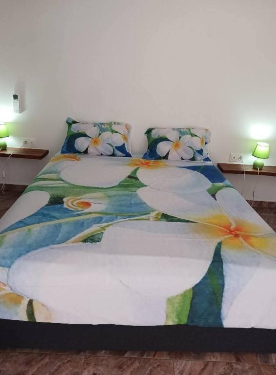 Una cama o camas en una habitación de Ohana rbnb studio Kaveka