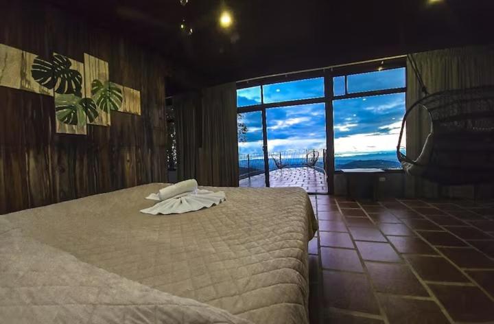 Postel nebo postele na pokoji v ubytování Sunset Vista Lodge,Monteverde,Costa Rica.