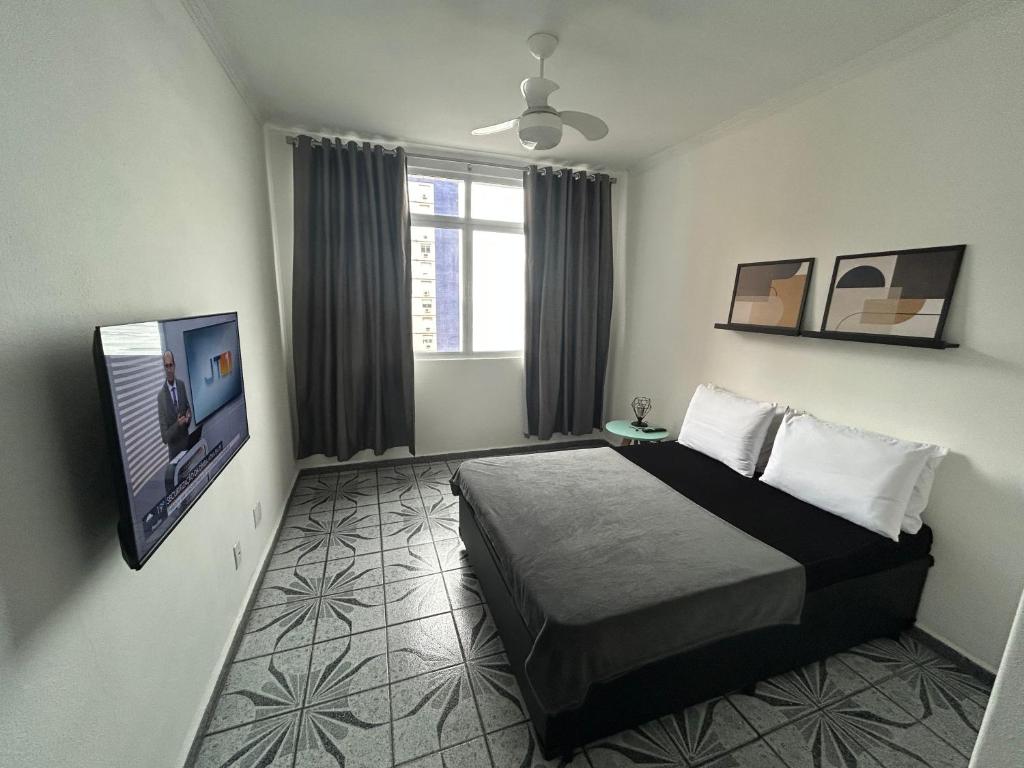 Katil atau katil-katil dalam bilik di Apartamento Frente à Praia Santos