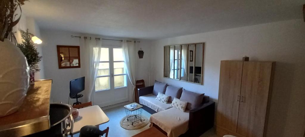 a living room with a couch and a tv at Appartement rénové in Campan