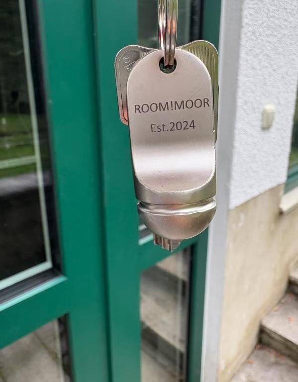 a door knob that reads roomwindor on a door at Room!Moor in Schwarzenbach an der Saale