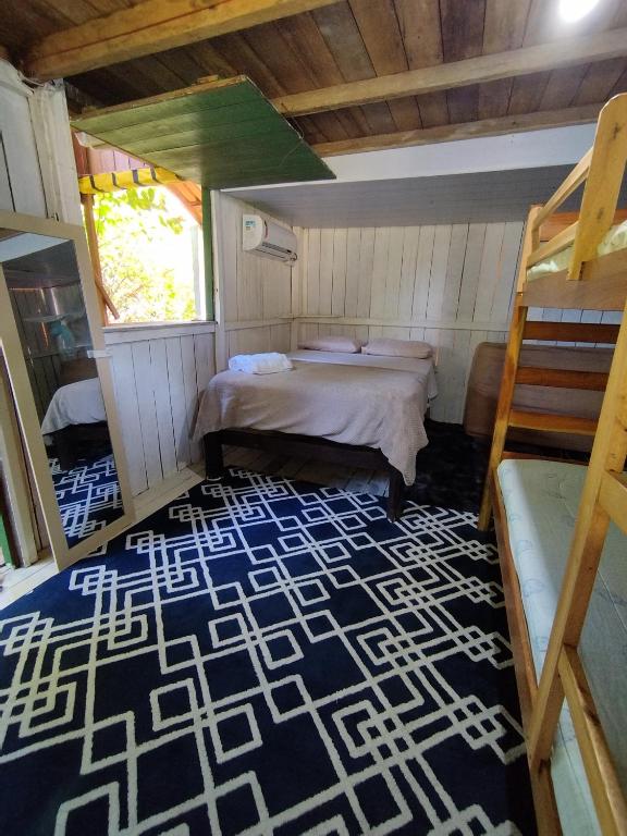 Cette chambre comprend un lit et une échelle. dans l'établissement Casa Anahata, à Algodoal