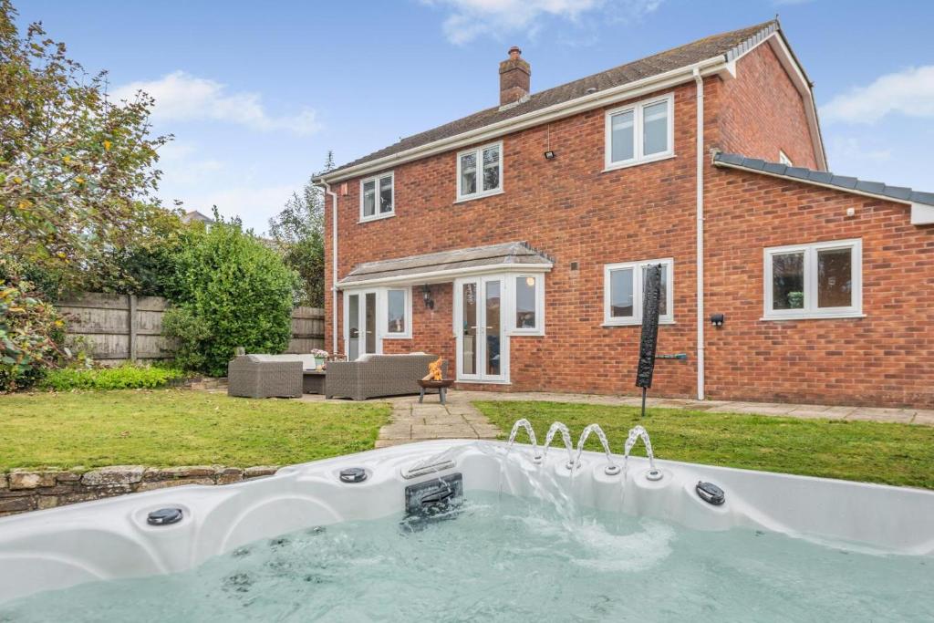 Bazén v ubytování The Retreat Westward Ho nebo v jeho okolí