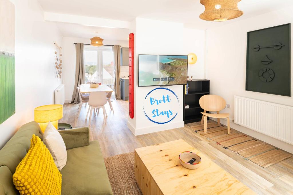una sala de estar con un sofá y una mesa en Work Trips Made Easy 5 Beds Fast Wifi, en Avonmouth