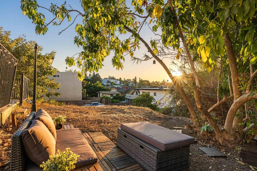 einen Hinterhof mit einer Couch und einem Baum in der Unterkunft Echo Park Spacious Two-Bedroom Apartment with Private Yard and Parking in Los Angeles
