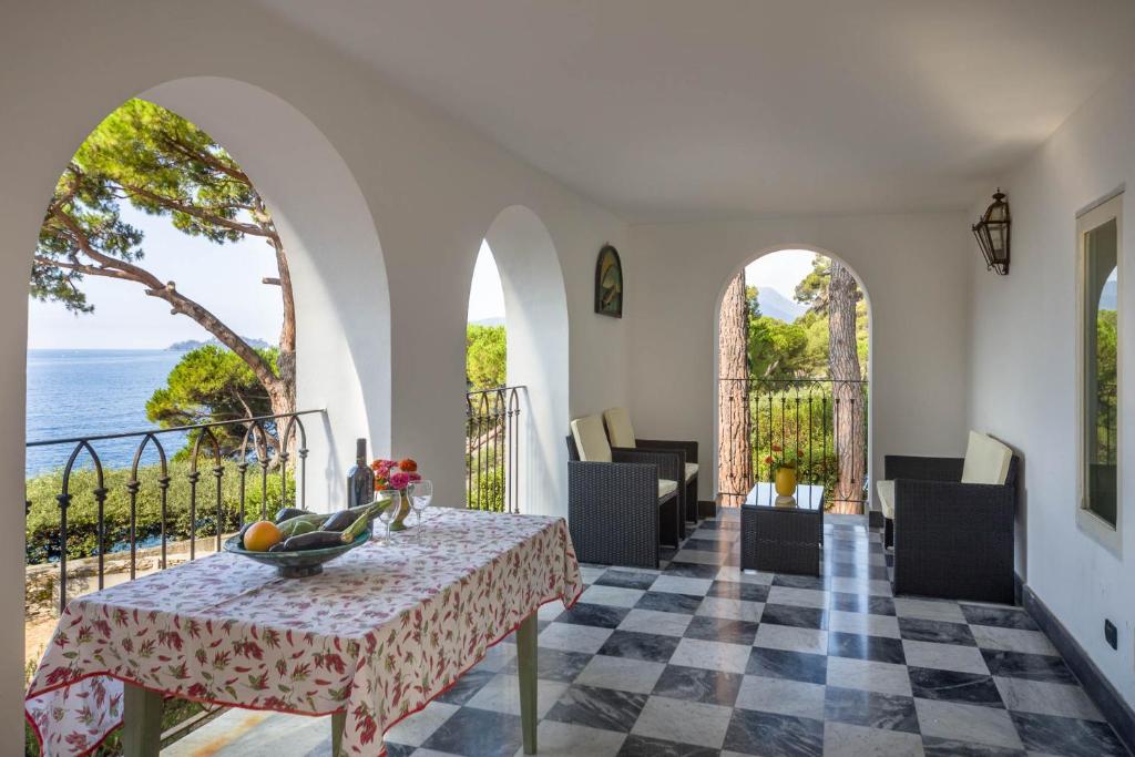 a dining room with a table and a view of the ocean at Giardino in villa Margherita in Zoagli