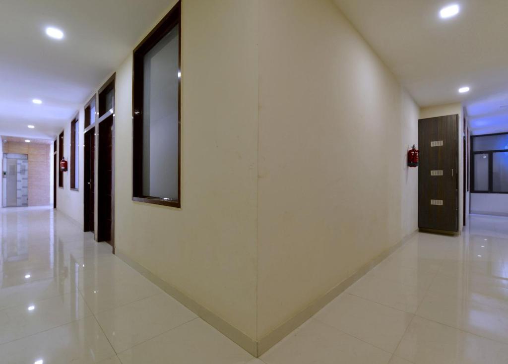 Hotel O Heritage Haveli في جايبور: مدخل مبنى بجدران بيضاء ونافذة