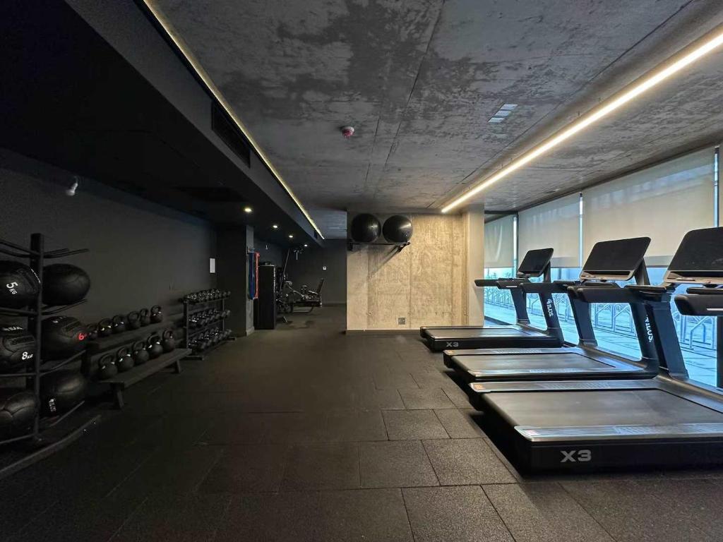 a gym with a row of bowling lanes in a gym at HOM I Lujoso Depto 2D2B, Ñuñoa con Estacionamiento in Santiago