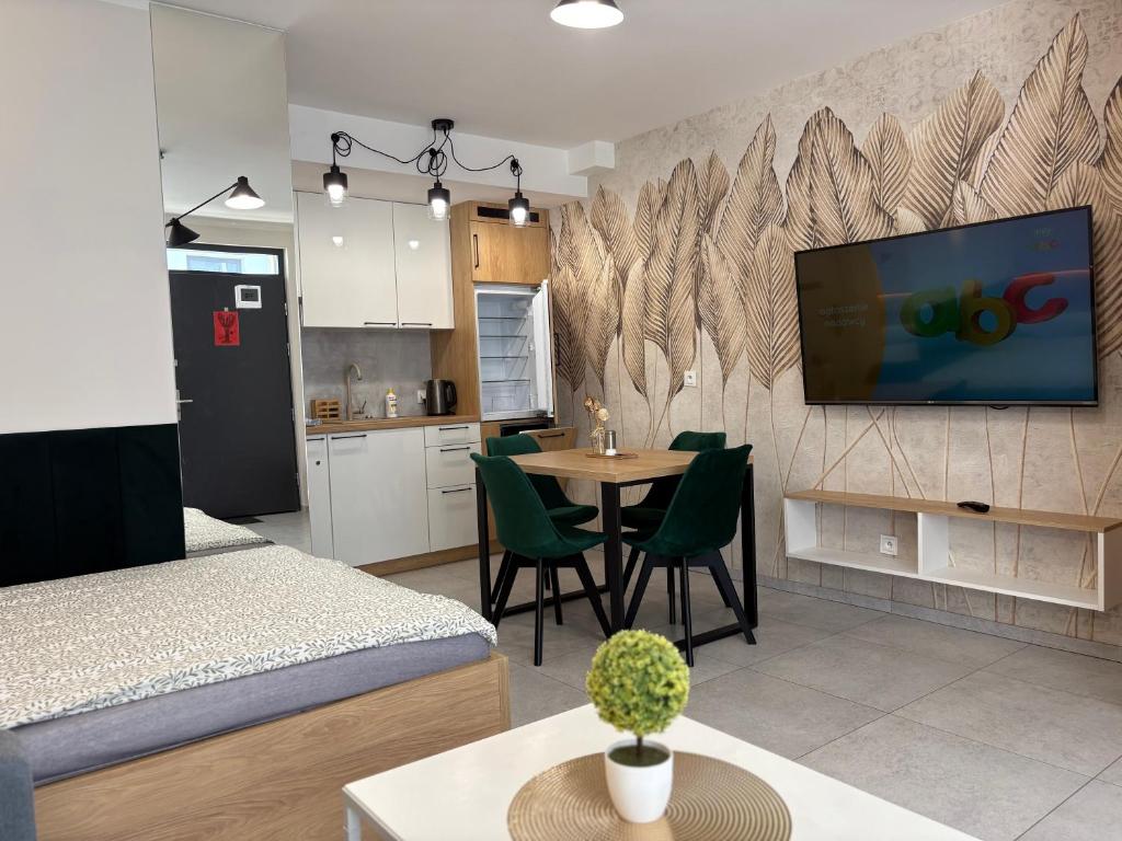 Zimmer mit Küche und Wohnzimmer in der Unterkunft Szczyrk Apartament Dziupla - Słoneczna Góra dla 4 osób in Szczyrk