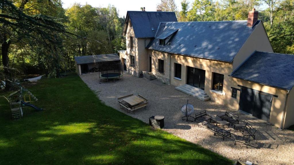 eine Luftaufnahme eines Hauses mit Garten in der Unterkunft Maison au cœur de la forêt in Montbarrois
