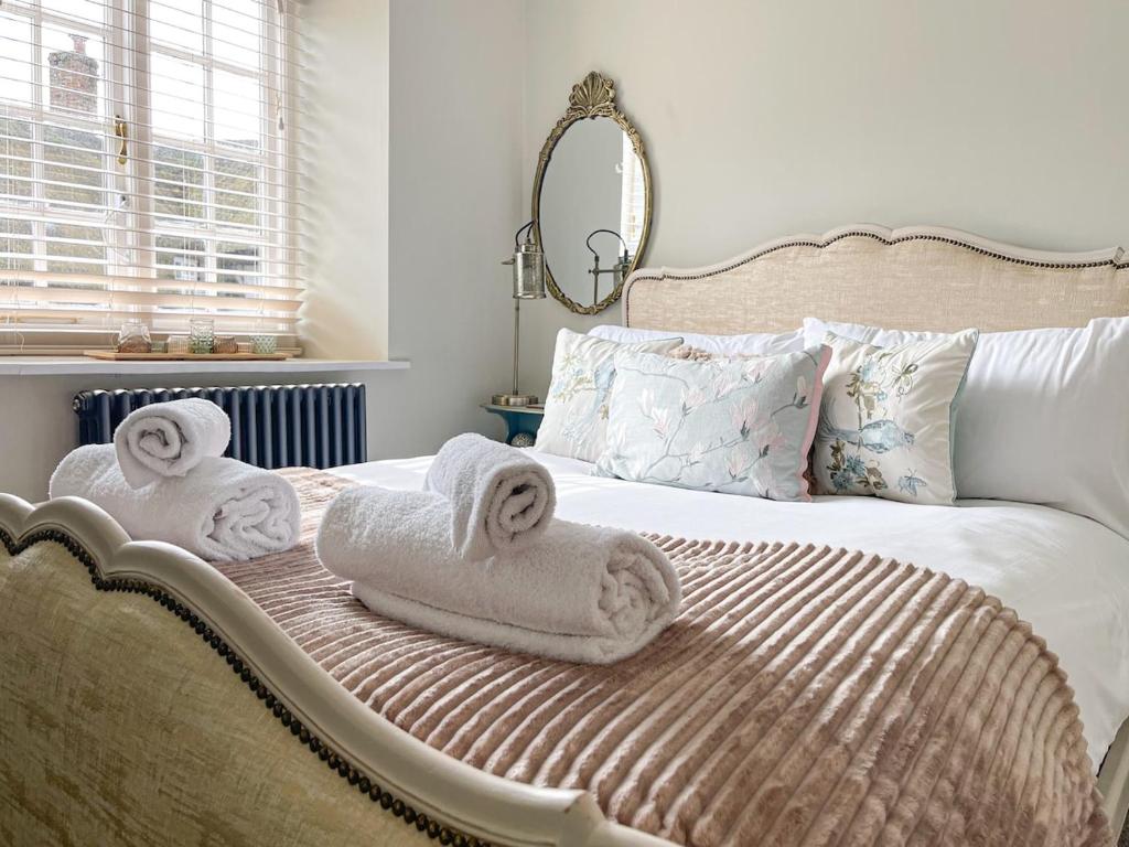 Voodi või voodid majutusasutuse Stylish Cottage, Centrally located, Close to Beach toas