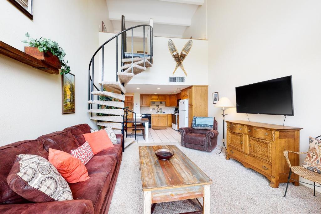 TV a/nebo společenská místnost v ubytování Summit House East 309