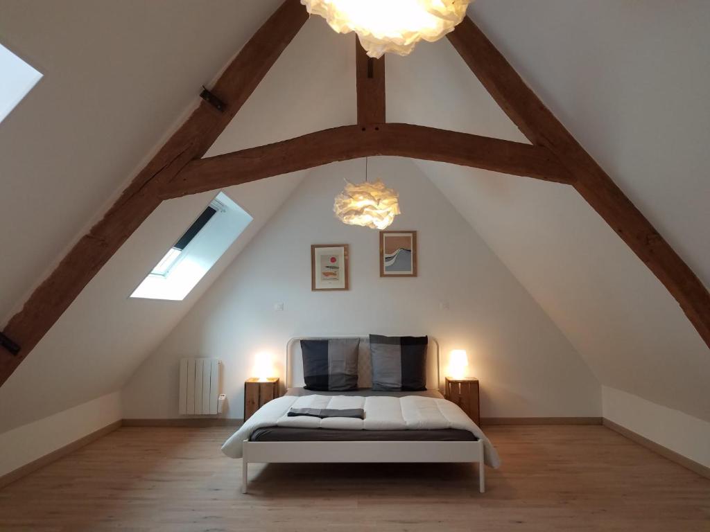 BazinghenにあるL'Échappée Verte - LE MONT DE LA LOUVEのベッドルーム(ベッド1台付)が備わる屋根裏部屋です。